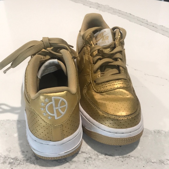 gold nike shoes boys